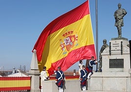 Toledo rinde homenaje a su historia militar con el relevo de la Guardia en el Alcázar