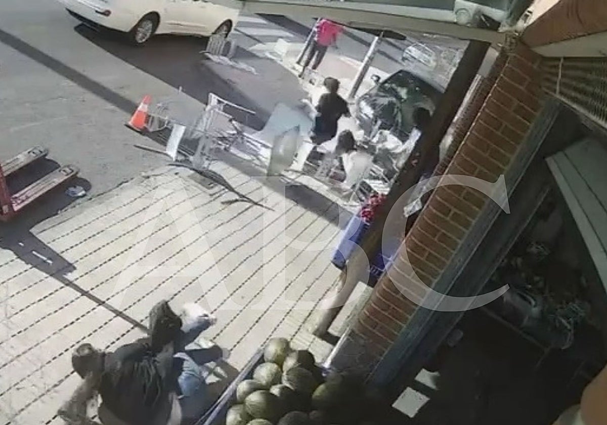 Un coche se estrella contra una terraza en Fuensalida en Toledo y deja seis personas heridas