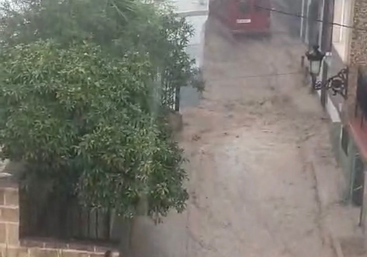 Las calles quedaron anegadas y se inundaron más de diez bajos y garajes