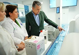 Antonio Sanz inaugura un laboratorio en el Hospital Valme en su primer acto como consejero de Salud
