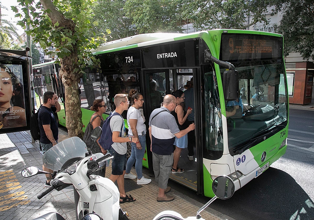 Los pasajeros suben al autobús en Córdoba en pleno centro de la ciudad