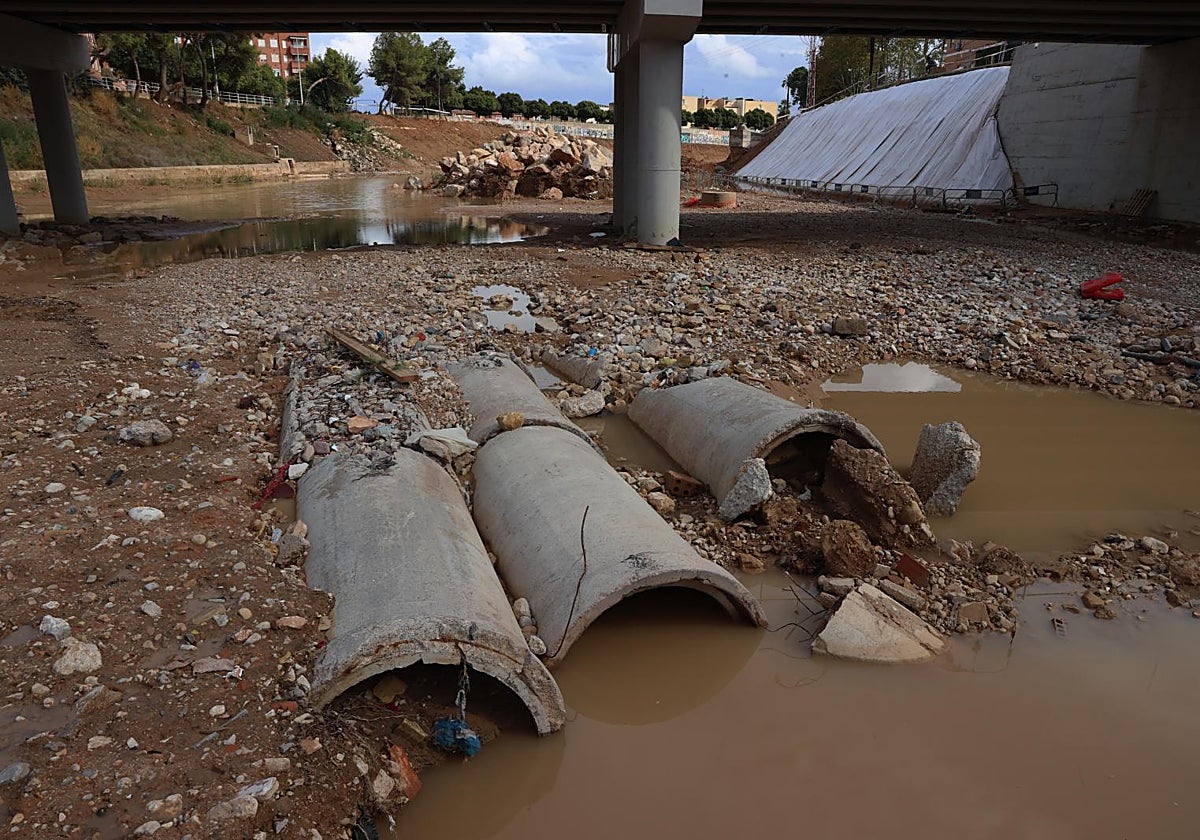 Tuberías y barro arrastrados por la riada de la dana en Paiporta (Valencia)