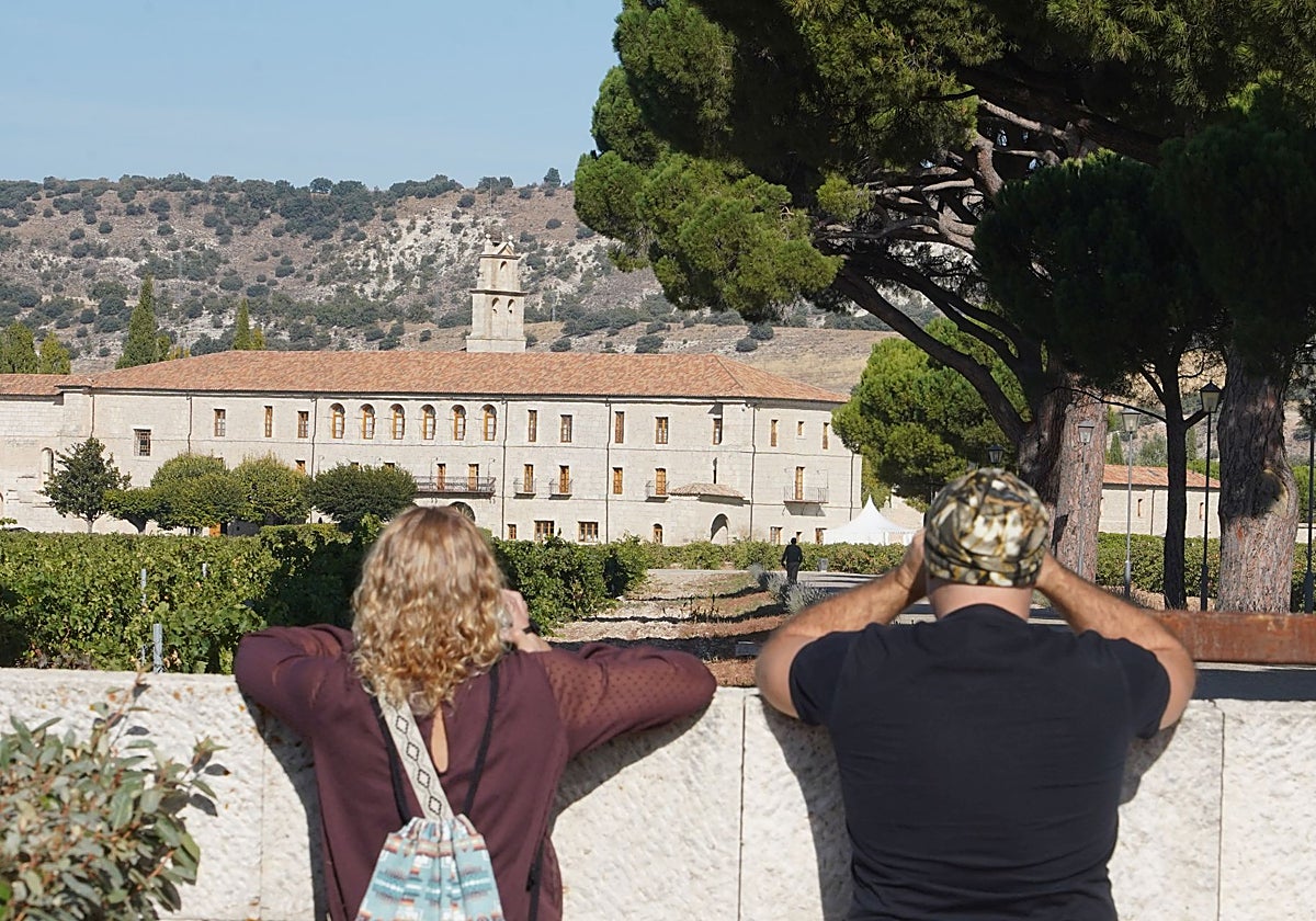 Varias personas contemplan los exteriores de la Abadía Retuerta, que acogerá la boda de Stella del Carmen Banderas y Alex Gruszynski