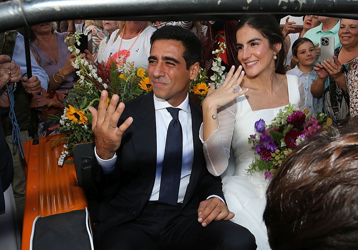 Los recién casados salieron en un vehículo descapotable, un Méhari, de color chillón