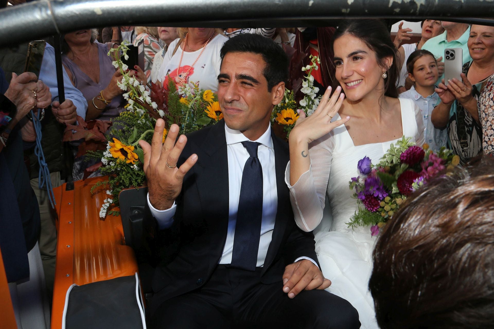Los recién casados saliendo de la iglesia de Santo Domingo