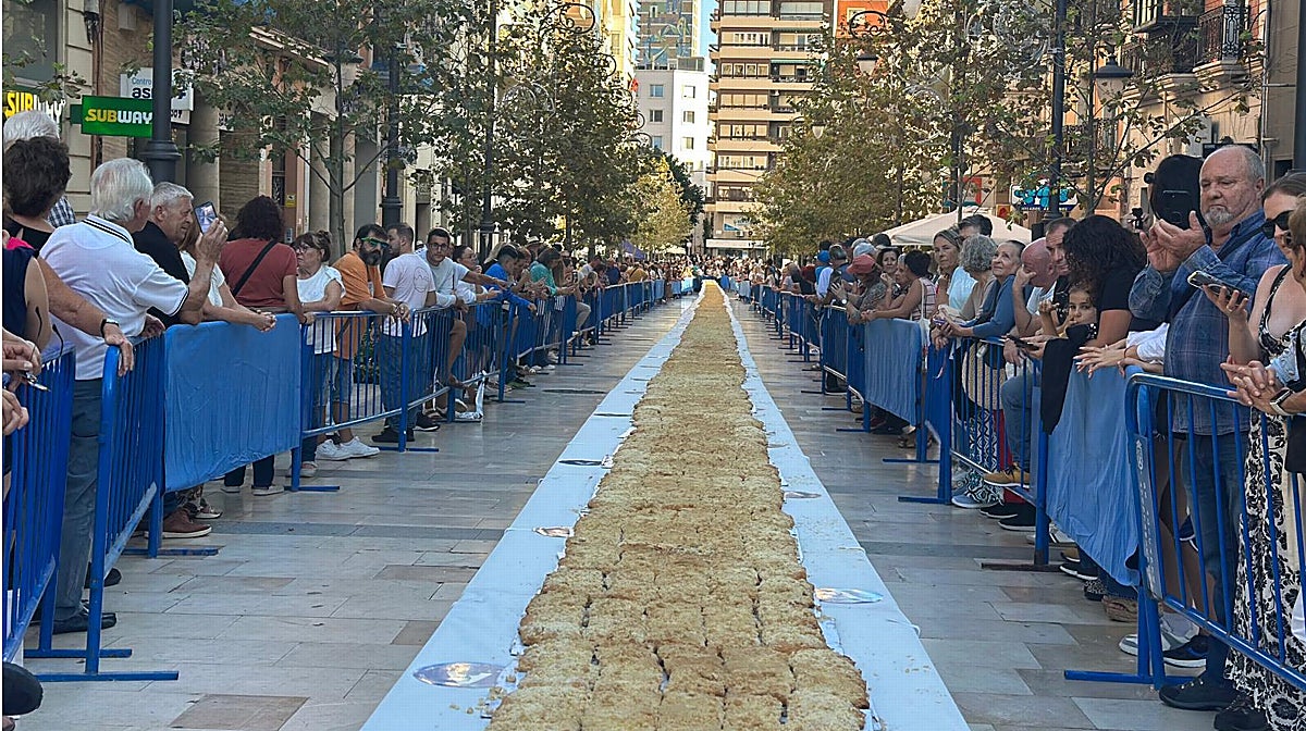 La 'coca amb molletes' elaborada para 9.000 comensales en Alicante