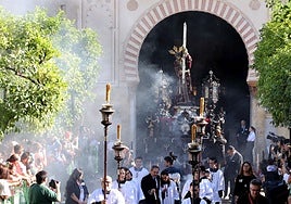 Las imágenes bendicen de nuevo las calles de Córdoba en el adiós del Vía Crucis Magno