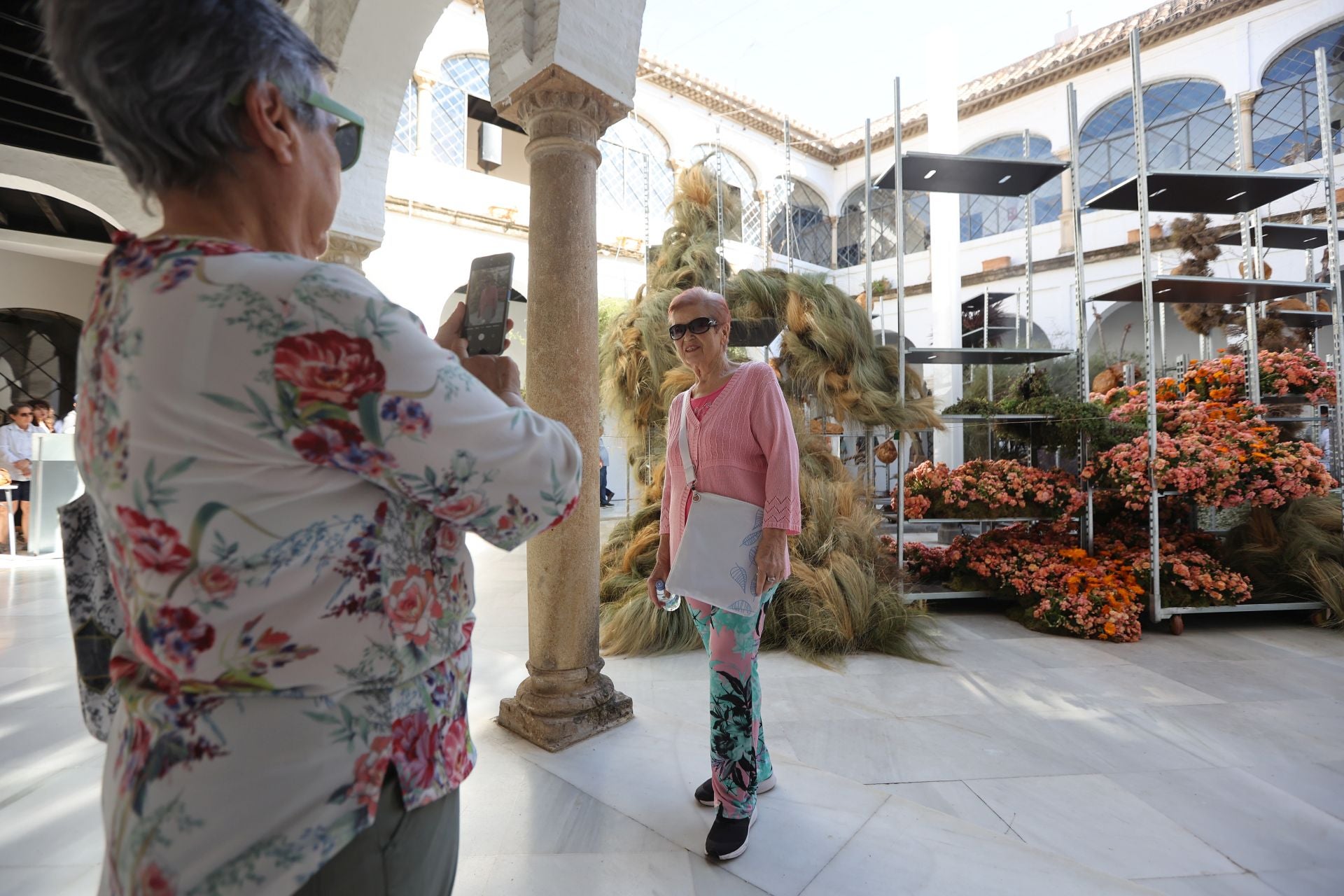 Las multitudinarias visitas a los patios de Flora en Córdoba, en imágenes