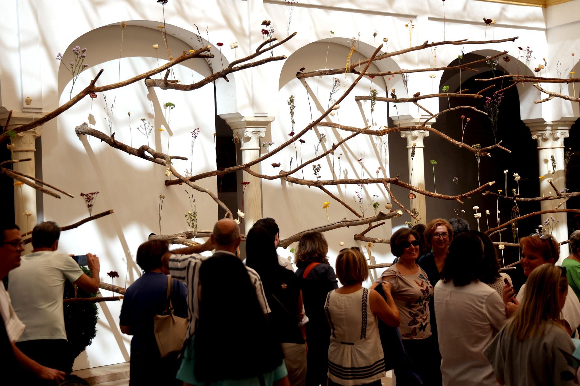 Las multitudinarias visitas a los patios de Flora en Córdoba, en imágenes
