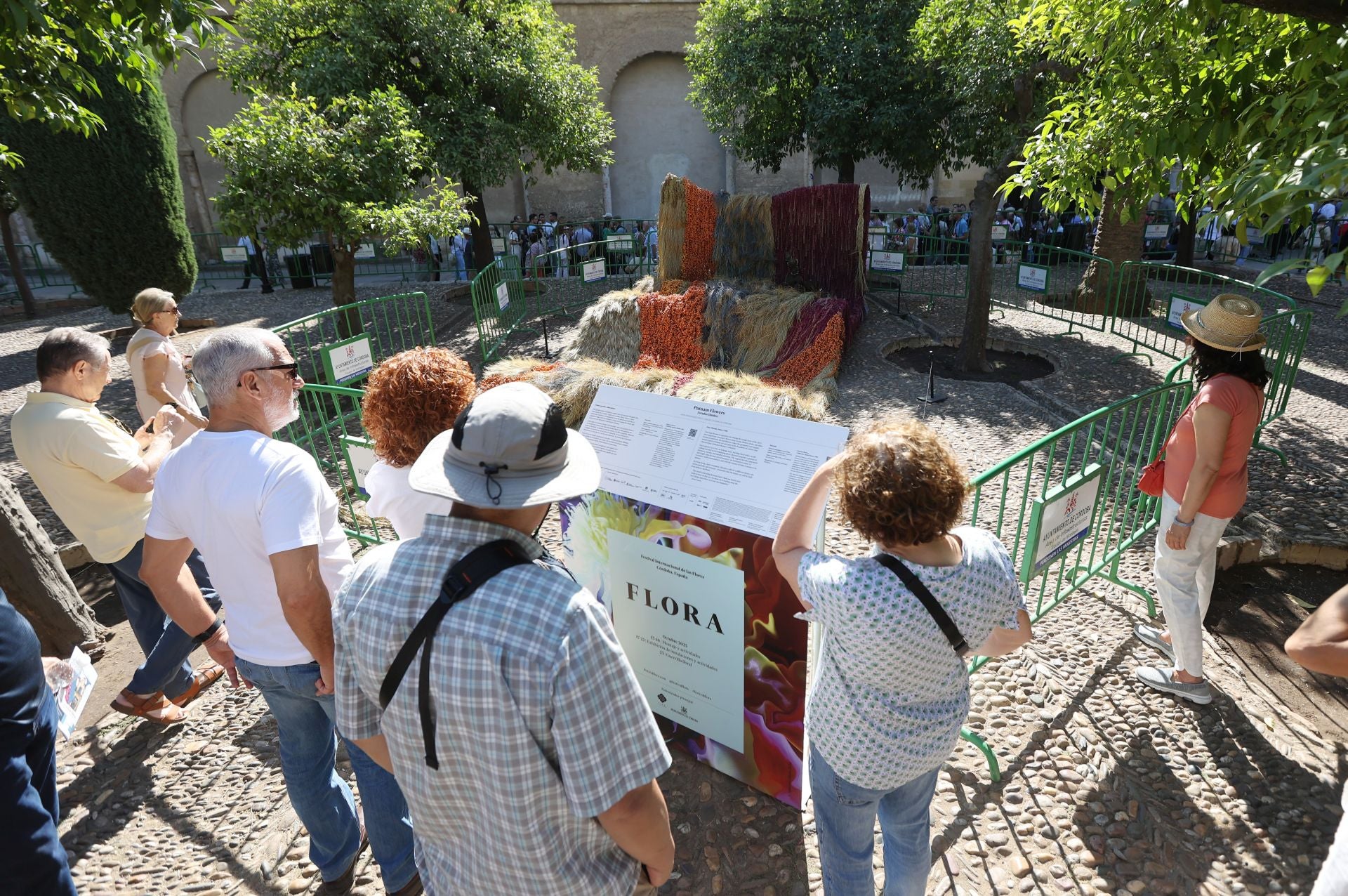 Las multitudinarias visitas a los patios de Flora en Córdoba, en imágenes