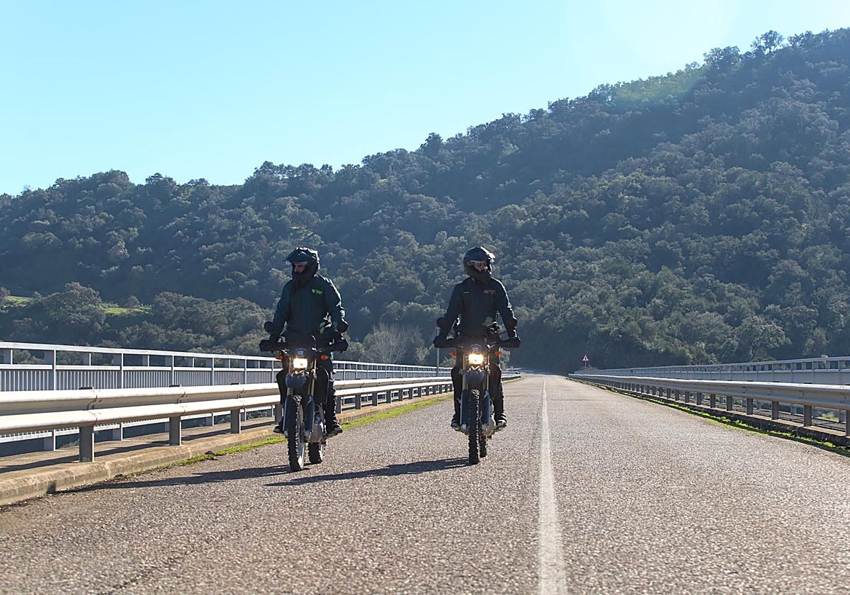 Una pareja de la Guardia Civil en las inmediaciones de Montoro
