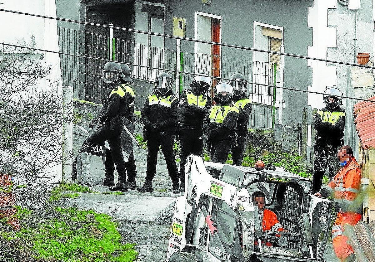 Agentes de la Ertzaintza en las inmediaciones del domicilio.