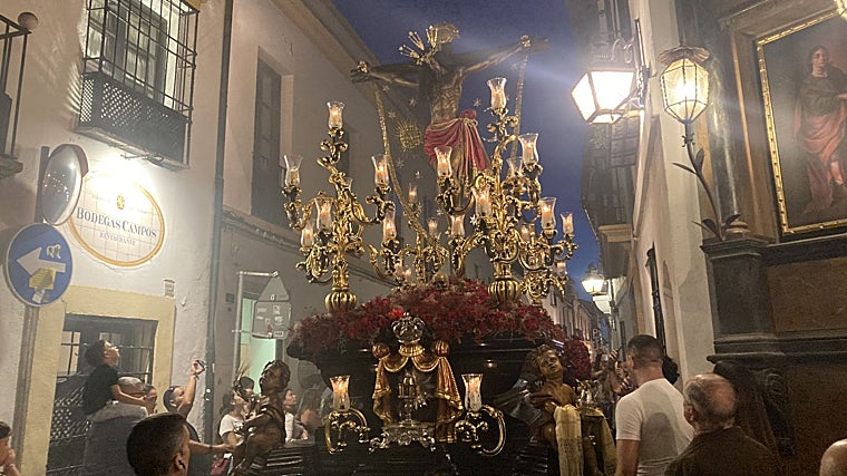 El Cristo del Remedio de Ánimas, junto al retablo de San Rafael en la calle Lineros