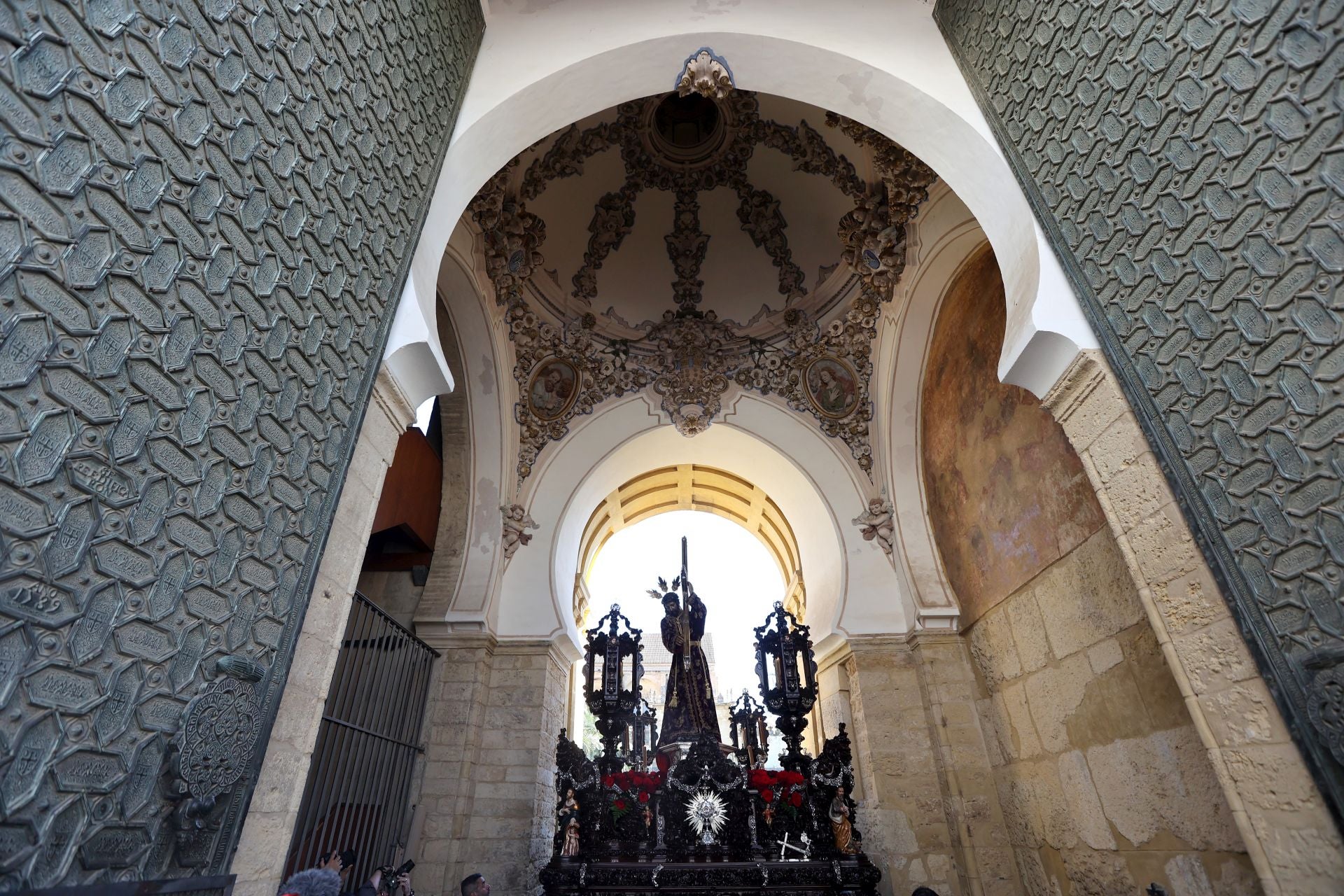 El triunfal regreso de las cofradías tras el Vía Crucis Magno de Córdoba, en imágenes