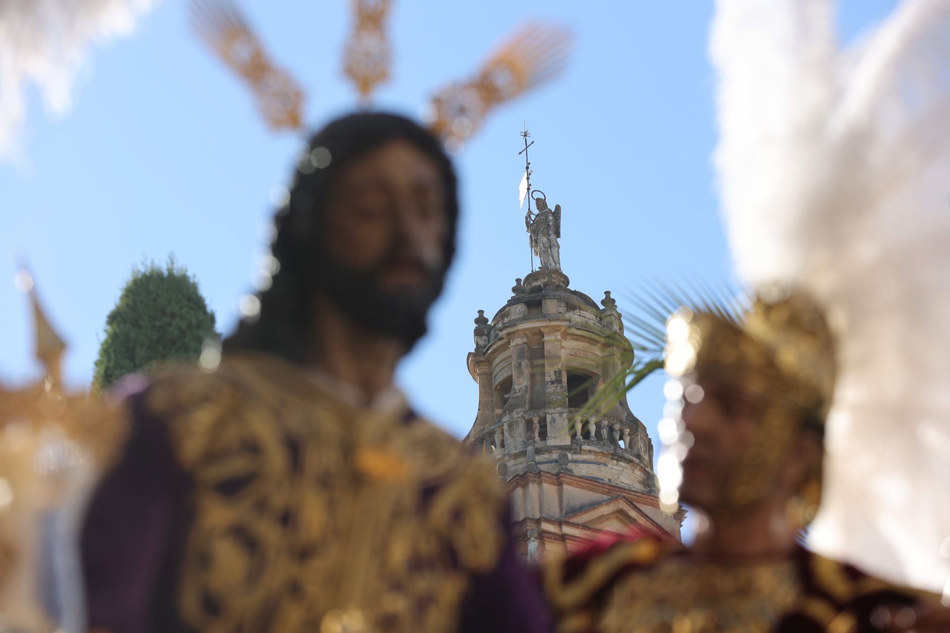 El triunfal regreso de las cofradías tras el Vía Crucis Magno de Córdoba, en imágenes