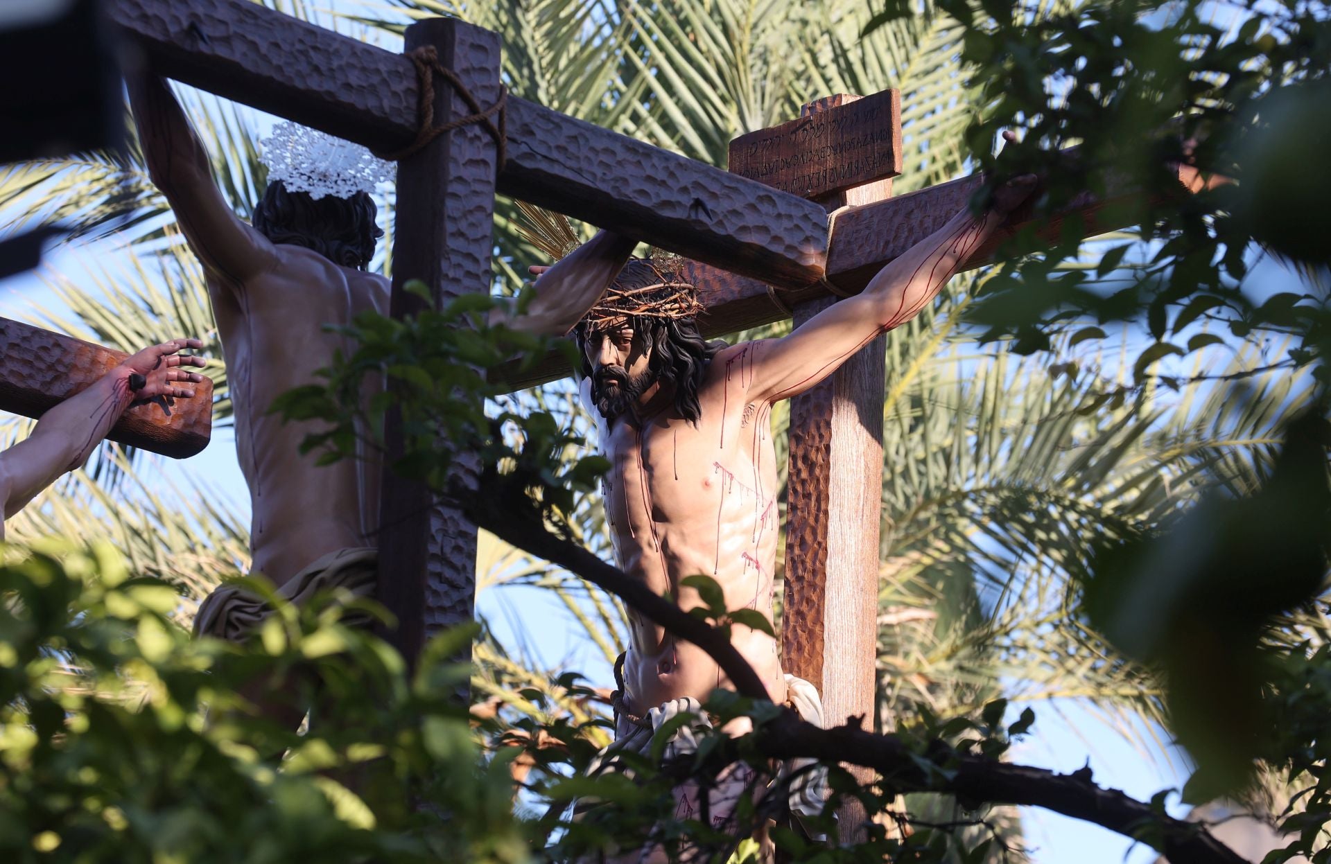 El triunfal regreso de las cofradías tras el Vía Crucis Magno de Córdoba, en imágenes