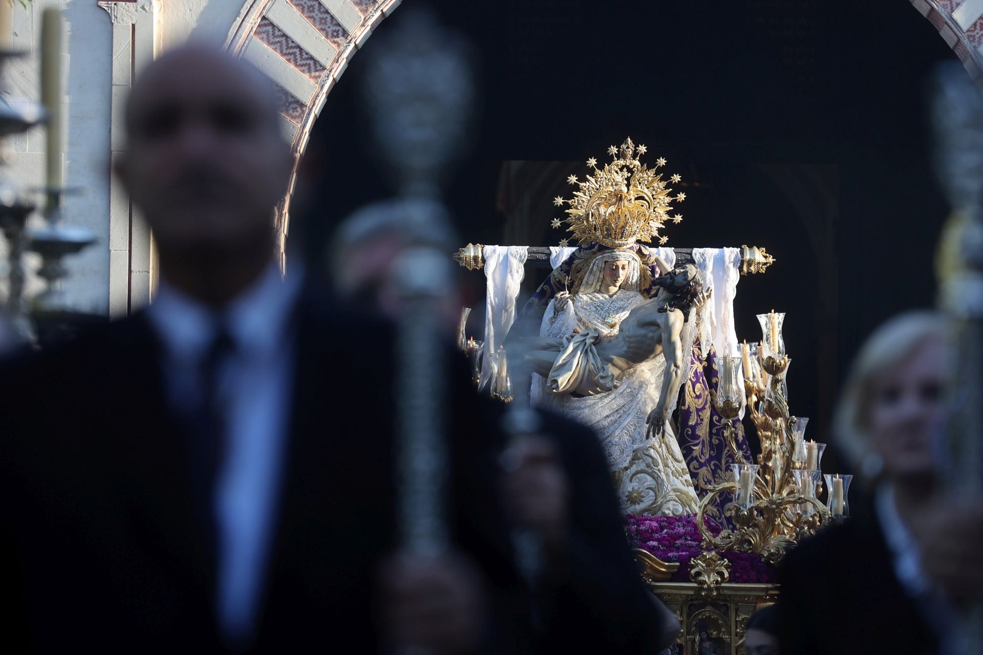 El triunfal regreso de las cofradías tras el Vía Crucis Magno de Córdoba, en imágenes