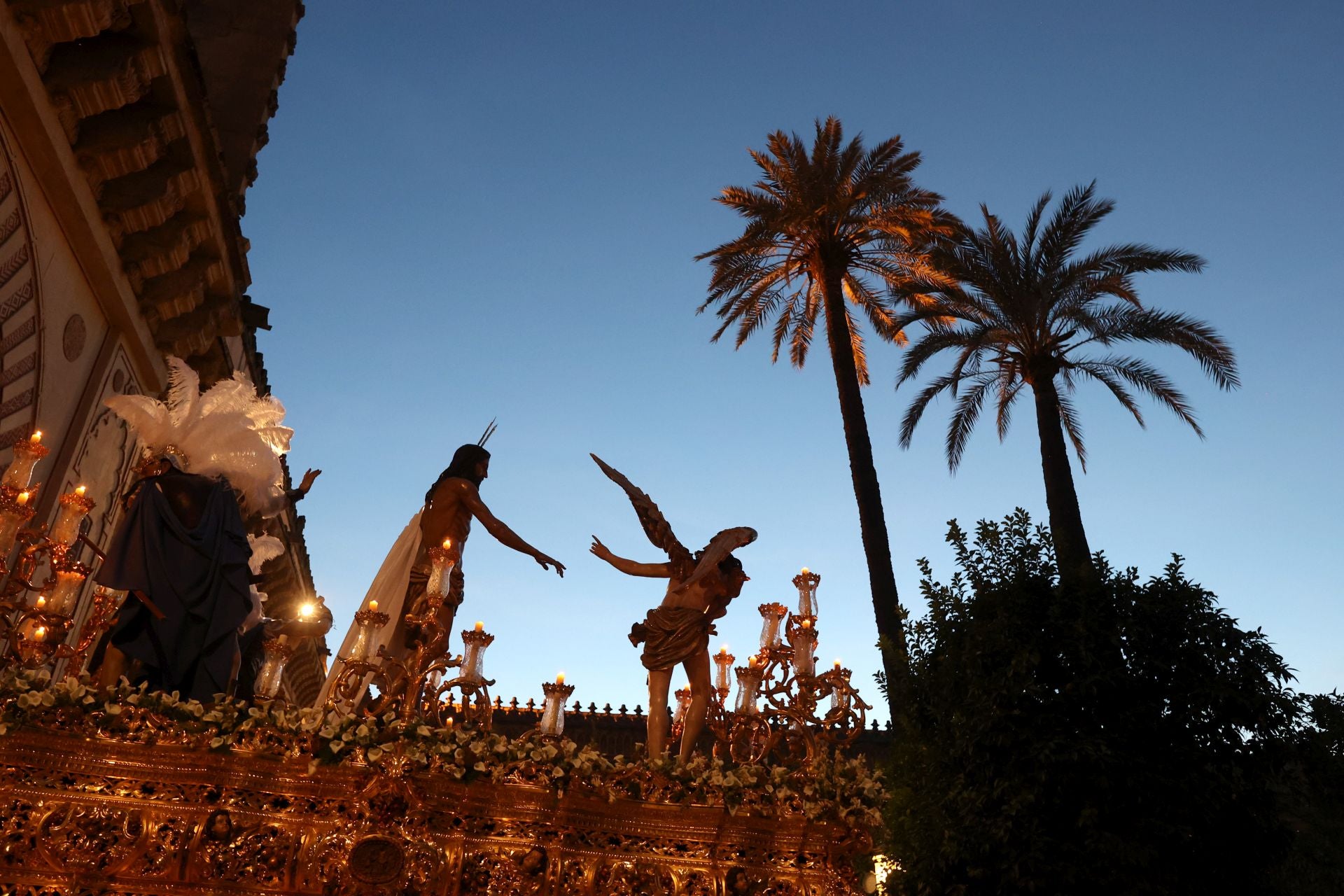 El triunfal regreso de las cofradías tras el Vía Crucis Magno de Córdoba, en imágenes