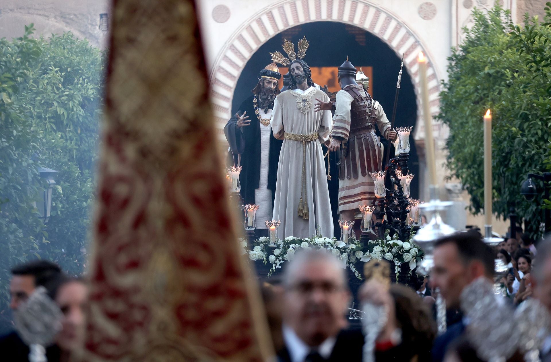 El triunfal regreso de las cofradías tras el Vía Crucis Magno de Córdoba, en imágenes