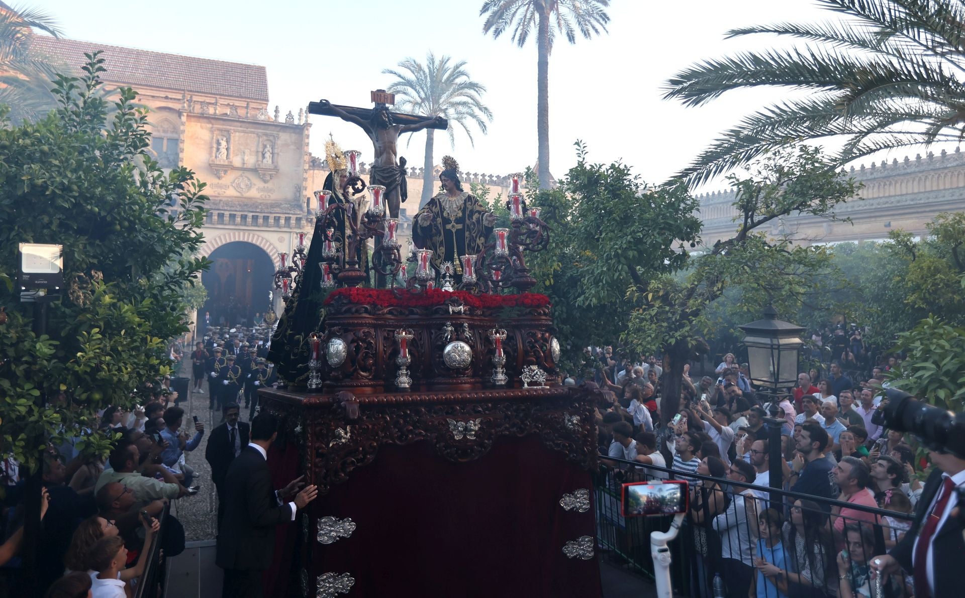 El triunfal regreso de las cofradías tras el Vía Crucis Magno de Córdoba, en imágenes