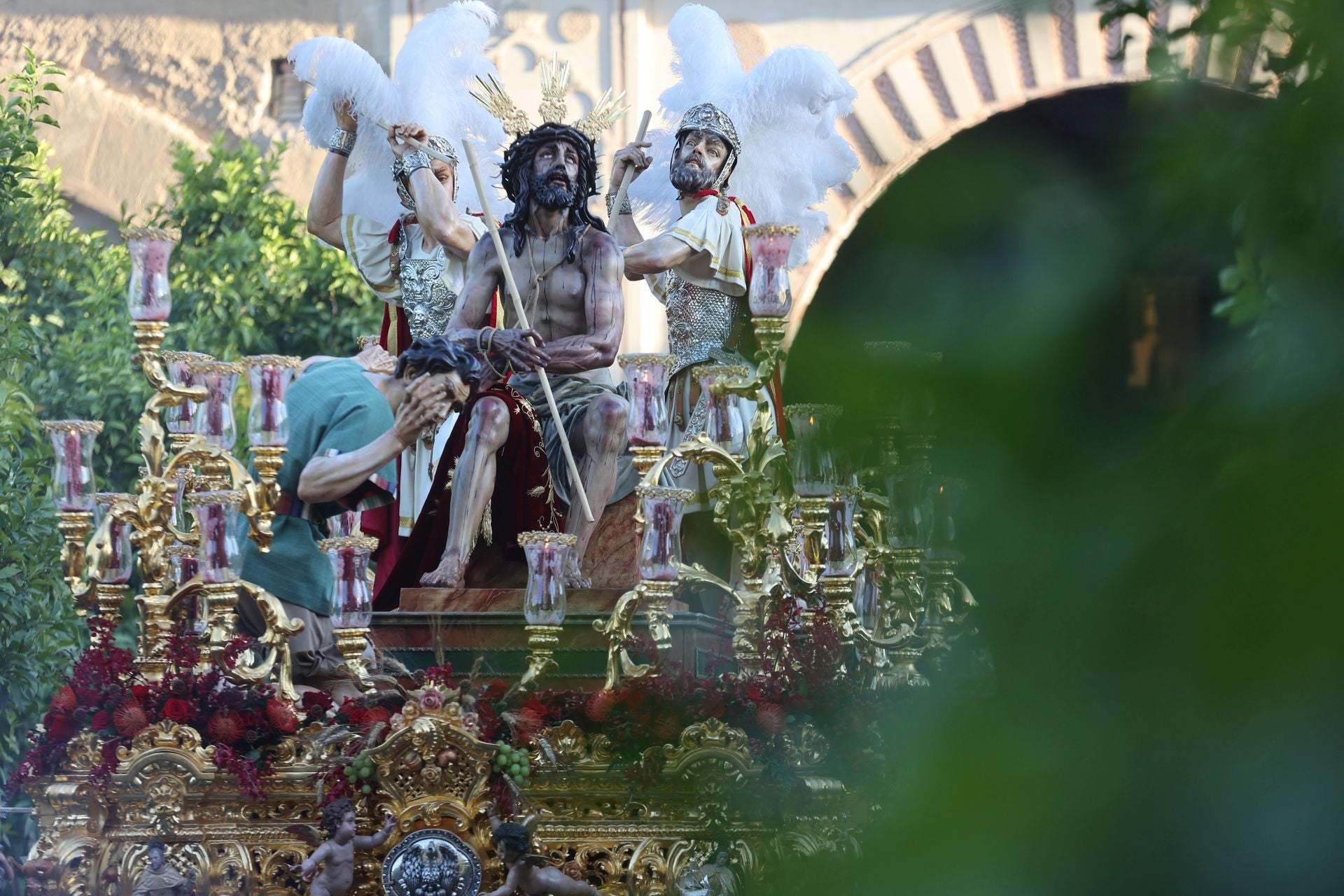 El triunfal regreso de las cofradías tras el Vía Crucis Magno de Córdoba, en imágenes