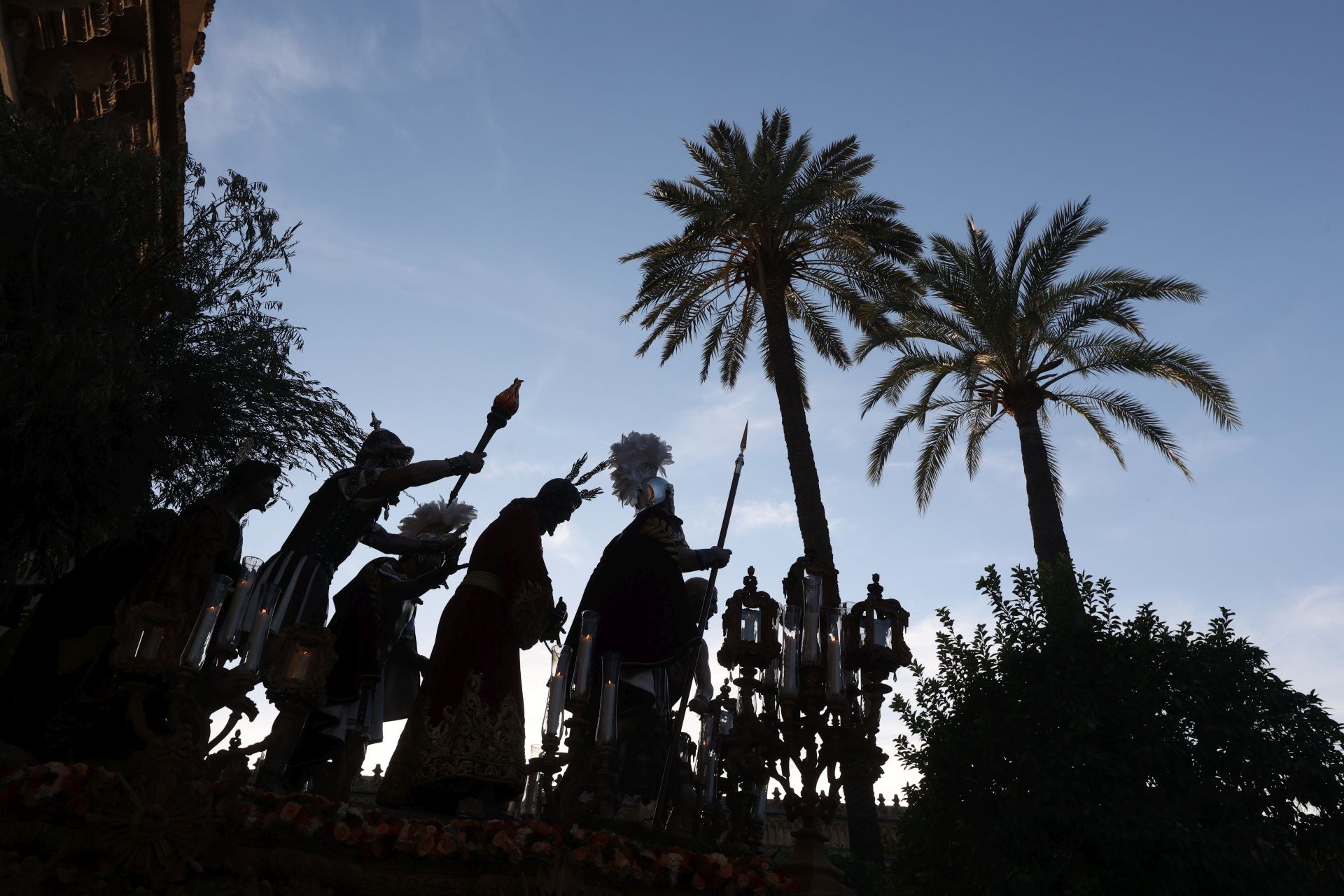 El triunfal regreso de las cofradías tras el Vía Crucis Magno de Córdoba, en imágenes