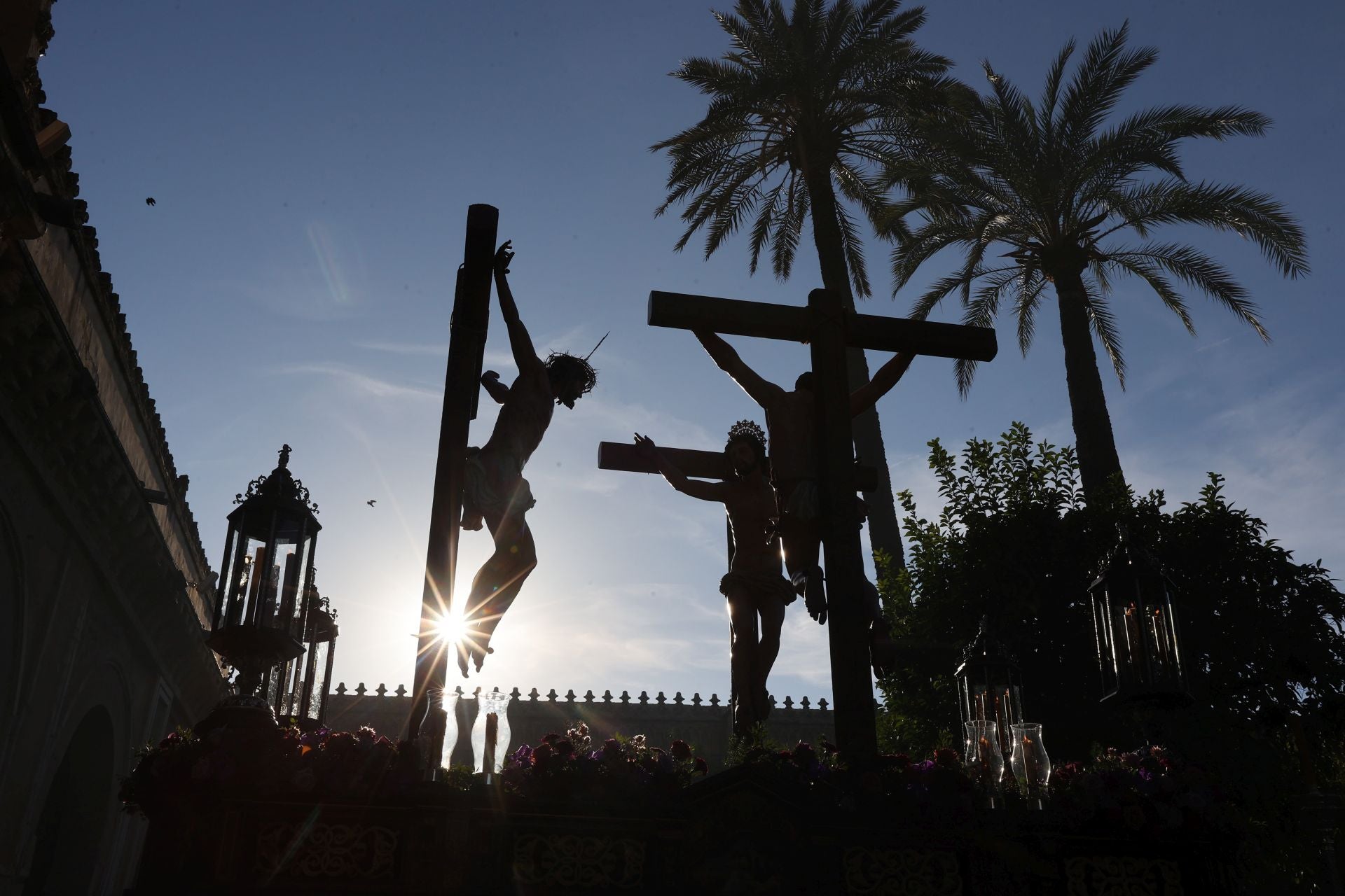 El triunfal regreso de las cofradías tras el Vía Crucis Magno de Córdoba, en imágenes