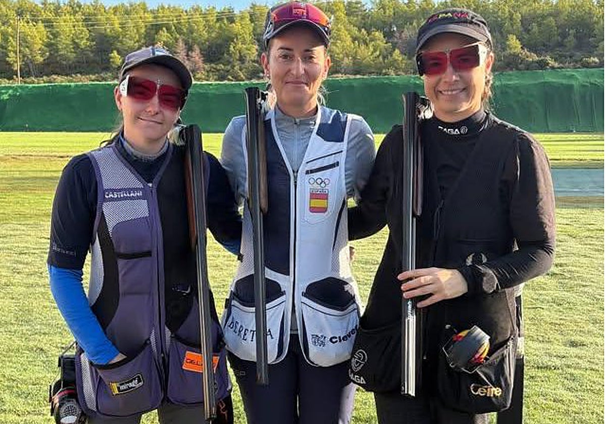 Fátima Gálvez posa  junto a Mar Molné y Beatriz Martínez tras lograr el oro en la modalidad por equipos
