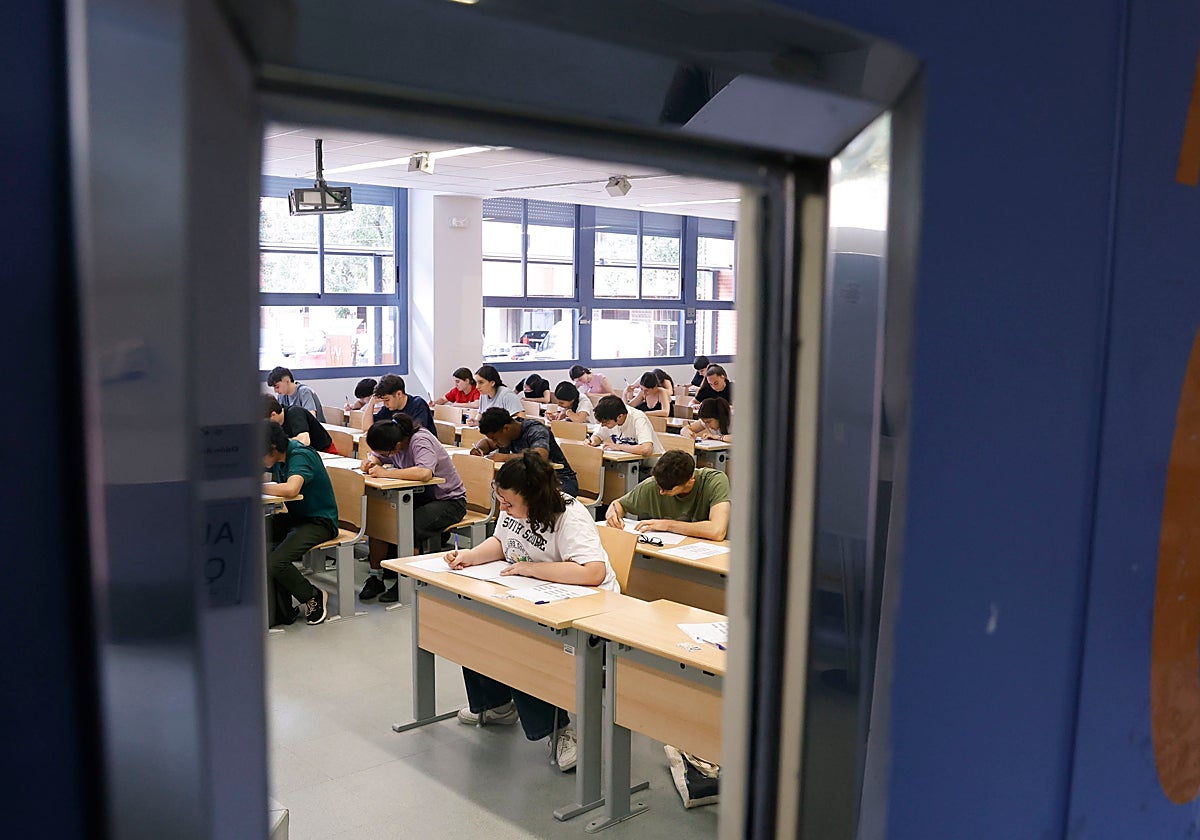 Varios estudiantes se enfrentan a la Prueba de Acceso a la Universidad (PAU) en la Universidad Complutense de Madrid