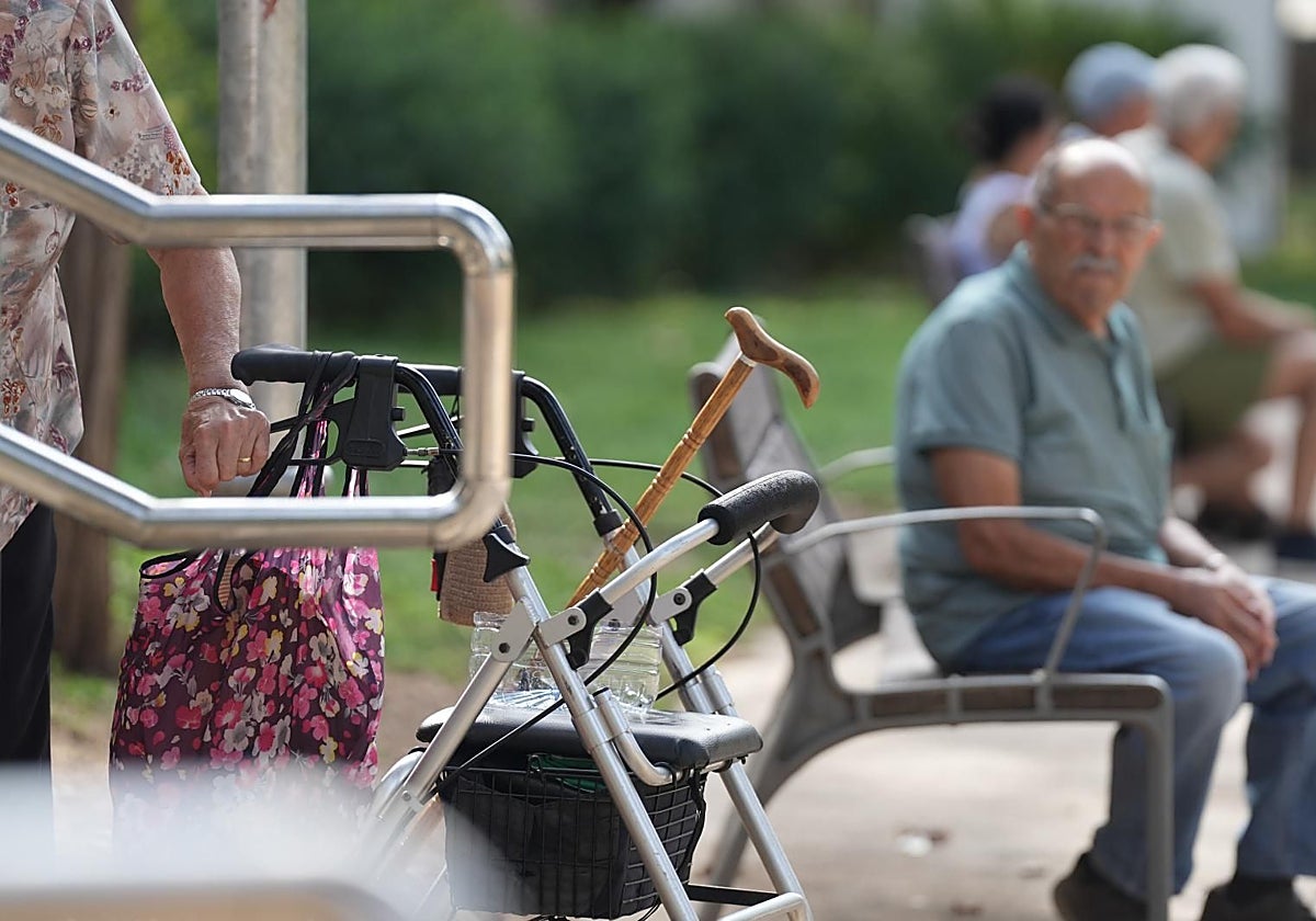 Dos personas mayores en un parque, en una foto de archivo