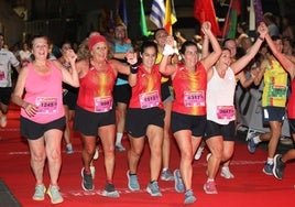 Un grupo de atletas cruza la línea de meta en la plaza de Zcodover