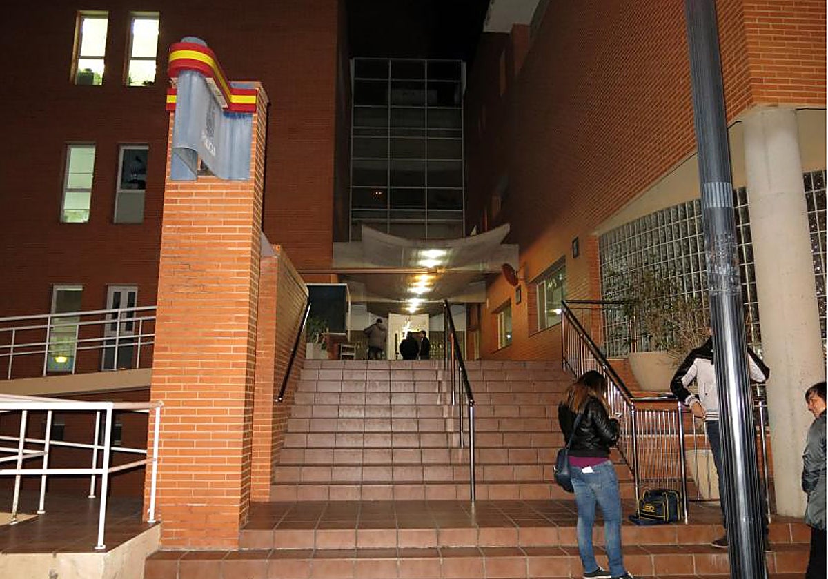 Acceso a la Comisaría de la Policía Nacional de Elche