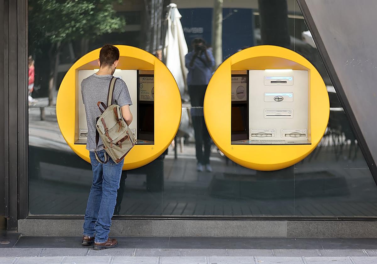 Un joven realiza una operación en un cajero de una entidad financiera en el Centro de Córdoba