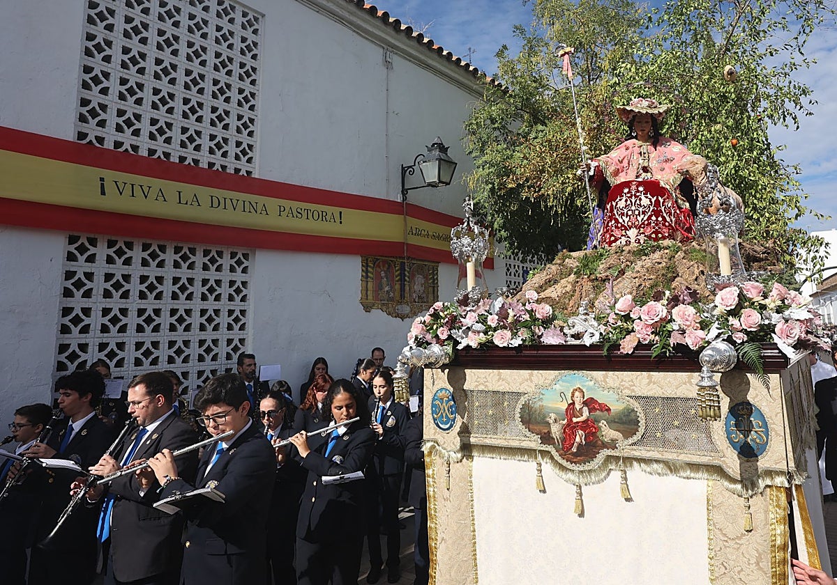 La Divina Pastora, en su paso, junto a los músicos de la Estrella, a la salida del templo