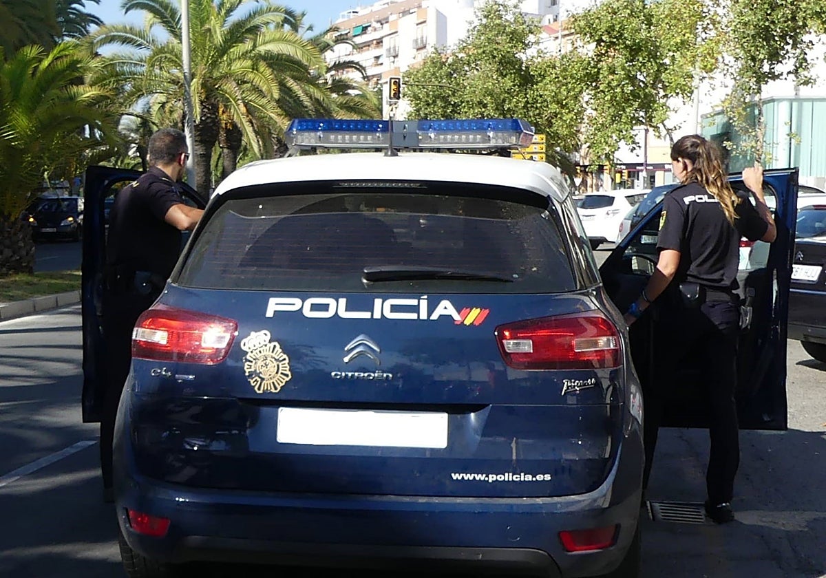 Dos agentes de la Policía Nacional en Huelva