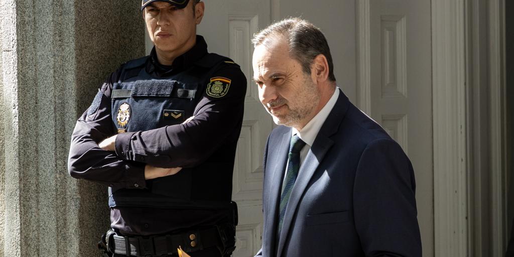 Transparencia obliga al Gobierno a desvelar los viajes de los altos cargos de Transportes que viajaban con Ábalos