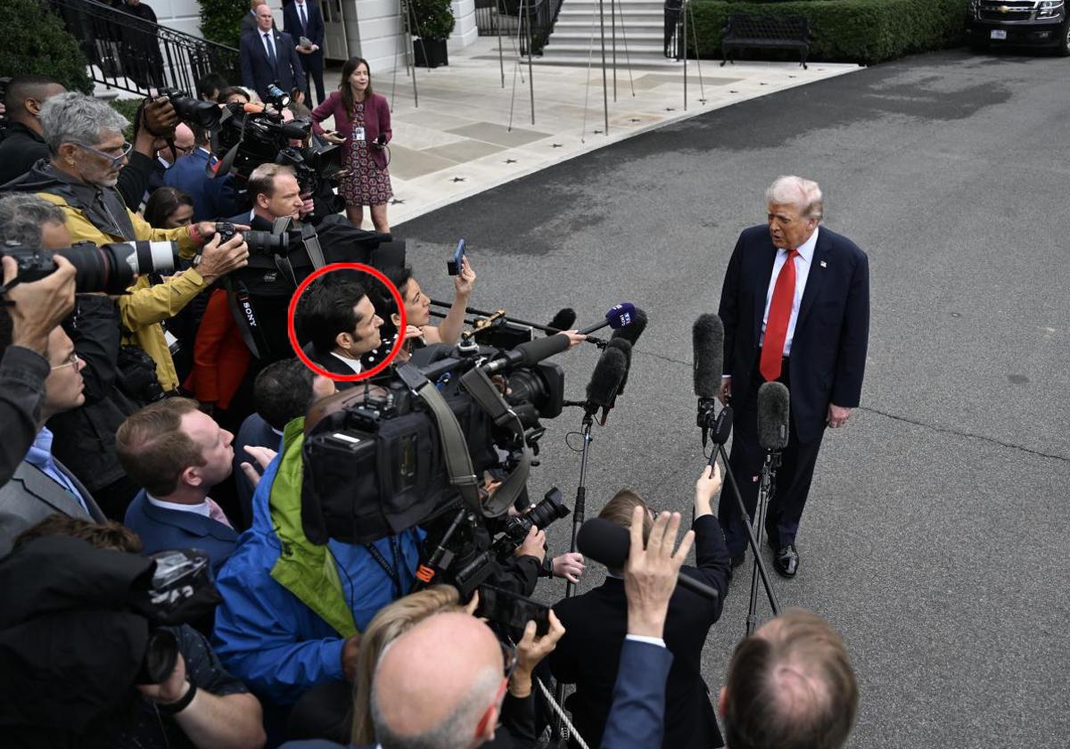 Donald Trump respondiendo a un grupo de periodistas. Rodeado con un círculo rojo, destaca David Alandete, corresponsal de ABC en Washington