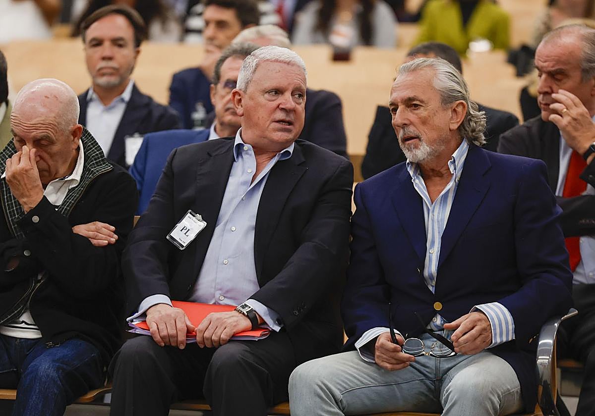 Francisco Correa (d), líder de la trama de corrupción conocida como Caso Gürtel y Pablo Crespo, su máximo colaborador, en la Audiencia Nacional en San Fernando de Henares (Madrid)