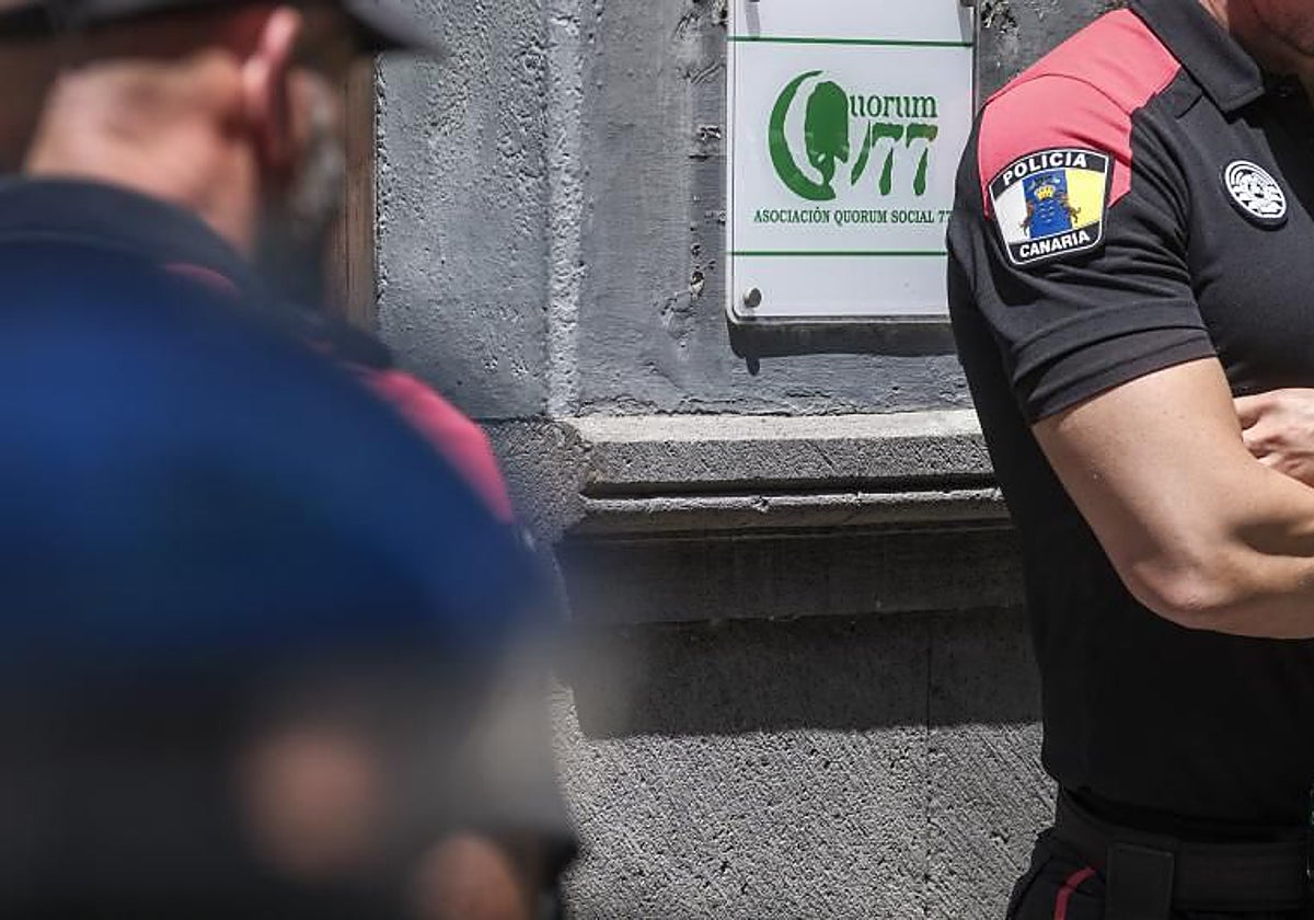 La Policía canaria durante el registro de la ONG Quorum 77