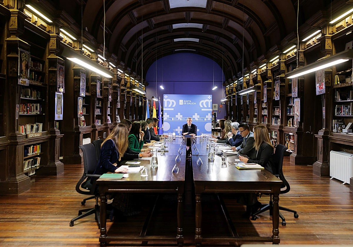 El Gobierno gallego se reúne en la biblioteca de lIES Celso Emilio Ferreiro, en el Monasterio de San Rosendo de Celanova