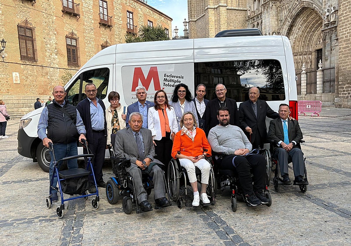 El arzobispo, junto a las autoridades y responsables de Ademto, este lunes en la plaza del Ayuntamiento