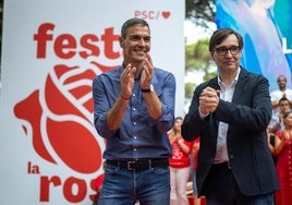 El presidente del Gobierno, Pedro Sánchez, y el presidente de la Generalitat de Cataluña, Salvador Illa (derecha), durante la Fiesta de la Rosa del PSC celebrada en Barcelona el 21 de septiembre de 2025,