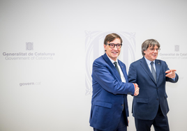 Salvador Illa, presidente de la Generalitat de Cataluña, saluda a Carles Puigdemont, líder de Junts, el 2 de agosto en Bruselas (Bélgica)
