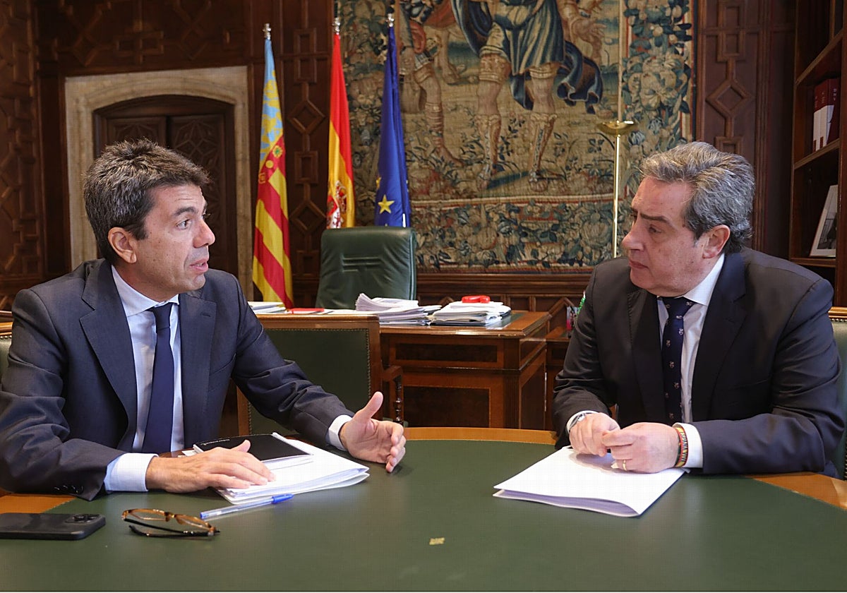 Imagen de archivo del presidente de la Generalitat, Carlos Mazón, y el portavoz de Vox en las Cortes Valencianas, José María Llanos