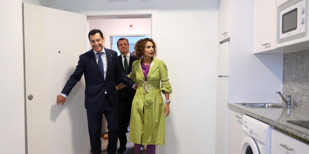 Juanma Moreno ve peligrar por primera vez la mayoría absoluta antes de la crisis de los cribados de cáncer de mama, según el barómetro del Centra