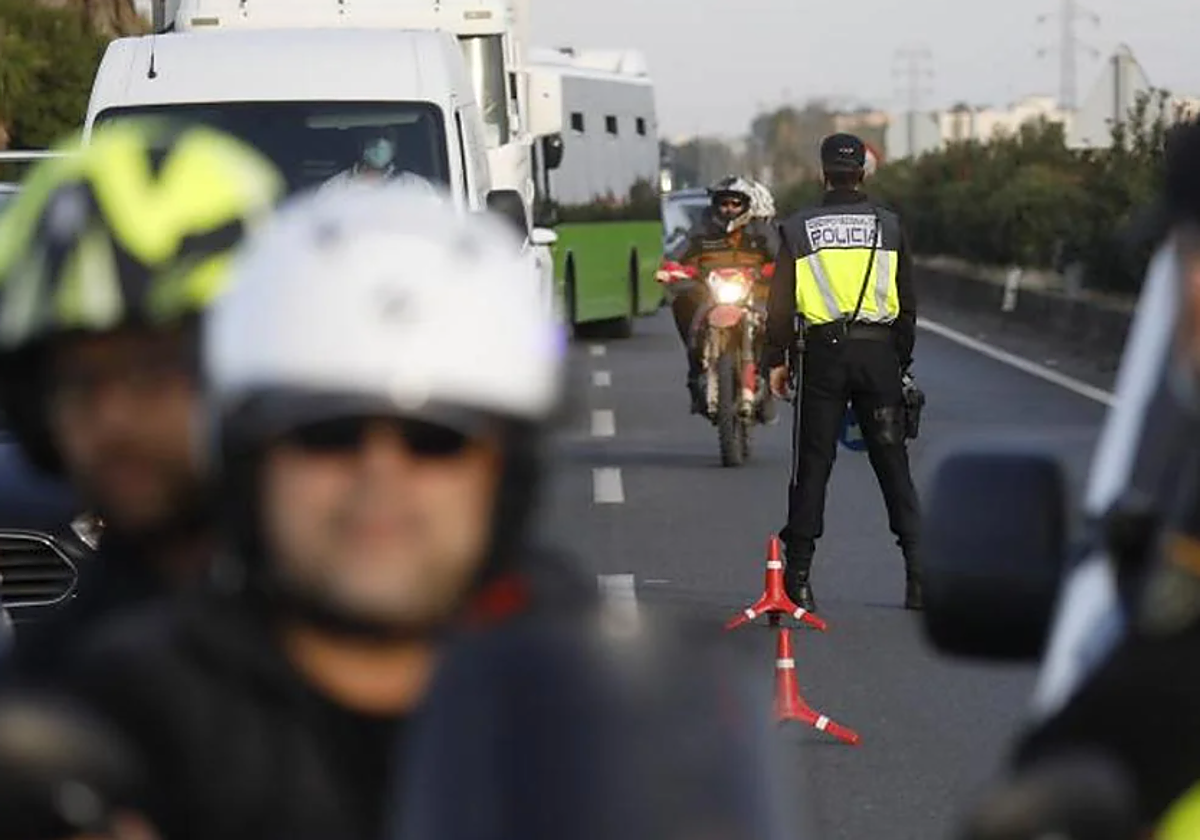 Agentes de Policía Nacional en un control de tráfico en Córdoba