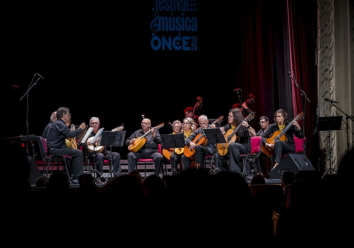 Actuación de la Orquesta de Plectro Ciudad de los Califas