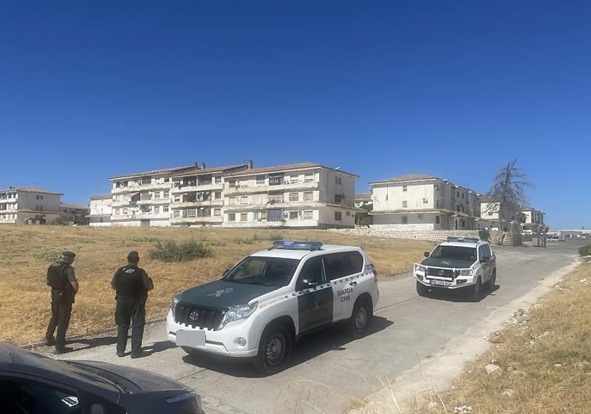 Agentes de la Guardia Civil en la barriada Juan Rejano de Puente Genil
