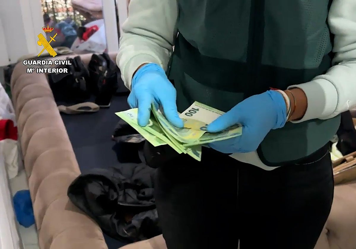 La Guardia Civil ha intervenido a la banda 70.000 euros en efectivo y 12 vehículos