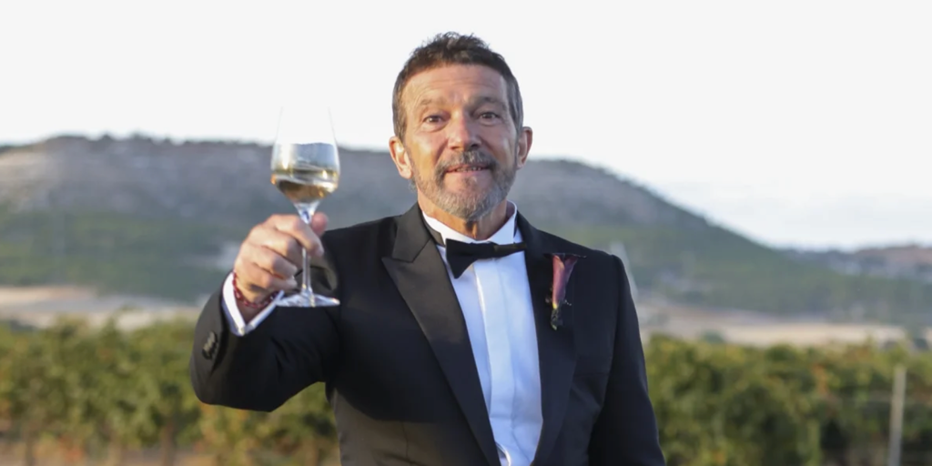 El mensaje de Antonio Banderas tras la boda de su hija: «Ha sido un reencuentro familiar entrañable y divertido»